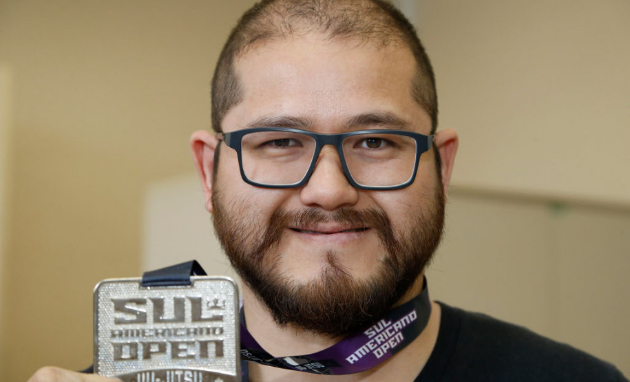 Eduardo é faixa marrom e pratica o esporte há 13 anos. Ele já participou do Campeonato Brasileiro de jiu-jitsu para ouvintes e surdos, Campeonato Brasileiro de jiu-jitsu para ouvintes e surdos, Campeonato Paranaense para Surdos e agora do Torneiro Sul-Americano. “Praticar alguma modalidade esportiva muda a vida para melhor”, frisa.