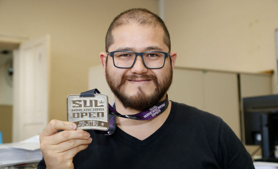 Eduardo é faixa marrom e pratica o esporte há 13 anos. Ele já participou do Campeonato Brasileiro de jiu-jitsu para ouvintes e surdos, Campeonato Brasileiro de jiu-jitsu para ouvintes e surdos, Campeonato Paranaense para Surdos e agora do Torneiro Sul-Americano. “Praticar alguma modalidade esportiva muda a vida para melhor”, frisa.