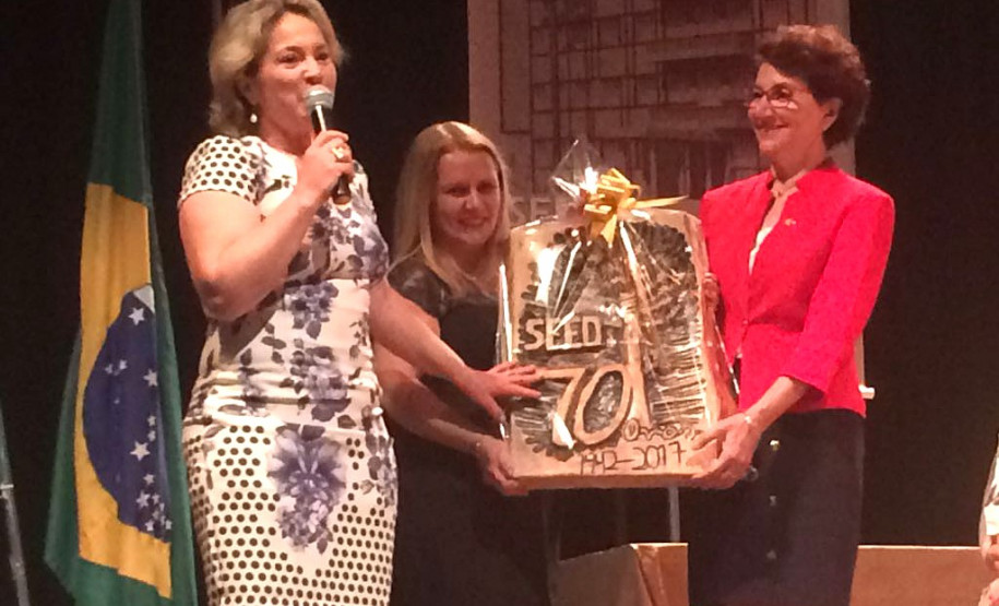 A Secretaria de Estado da Educação entregou nesta terça-feira (19) o Prêmio Gestão Paraná às escolas ao Núcleo Regional de Loanda (Noroeste do Estado). As unidades foram selecionadas por trabalhar com a administração participativa, envolver a comunidade escolar nas ações diárias e por desenvolver trabalhos pedagógicos inéditos.