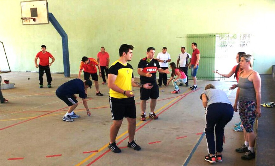O Núcleo Regional de Educação (NRE) de Ibaiti, no Norte Pioneiro, promoveu duas capacitações de profissionais da educação para a prática do futsac, modalidade esportiva que entrou este ano na matriz curricular de escolas estaduais. Estas foram as primeiras capacitações do novo esporte realizadas em um Núcleo Regional de Educação. As demais serão agendadas nas outras 31 regionais.