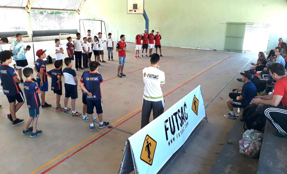 O Núcleo Regional de Educação (NRE) de Ibaiti, no Norte Pioneiro, promoveu duas capacitações de profissionais da educação para a prática do futsac, modalidade esportiva que entrou este ano na matriz curricular de escolas estaduais. Estas foram as primeiras capacitações do novo esporte realizadas em um Núcleo Regional de Educação. As demais serão agendadas nas outras 31 regionais.