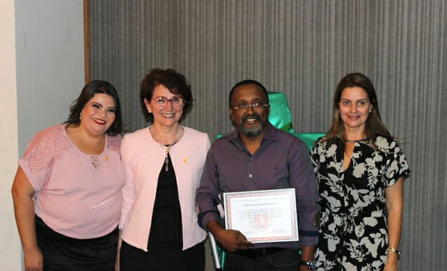 As escolas da rede estadual de ensino da região Centro-Oeste do Estado foram contempladas nesta quarta-feira (27) pela Secretaria de Estado da Educação com o Prêmio Gestão Paraná. Criada em 2015, a premiação tem como objetivo destacar a administração escolar participativa e o desenvolvimento de ações pedagógicas inéditas.