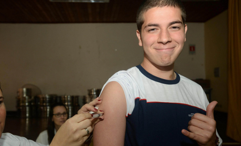 Mais de 300 mil paranaenses já podem se vacinar contra a dengue na rede pública de saúde