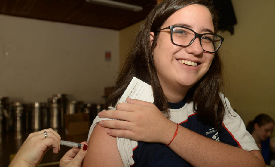 Mais de 300 mil paranaenses já podem se vacinar contra a dengue na rede pública de saúde