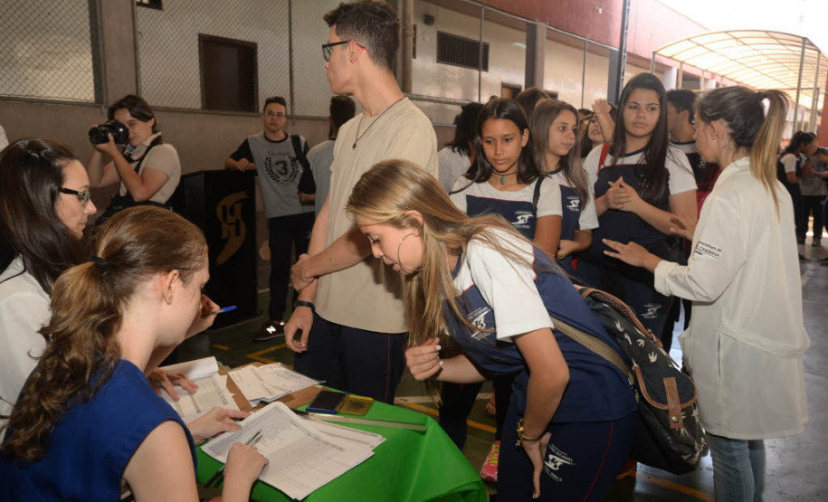 Mais de 300 mil paranaenses já podem se vacinar contra a dengue na rede pública de saúde