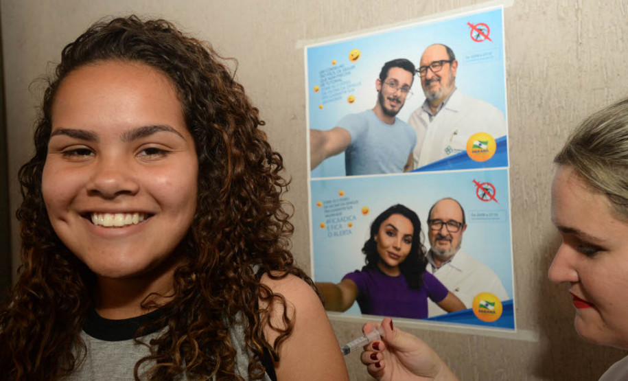 Mais de 300 mil paranaenses já podem se vacinar contra a dengue na rede pública de saúde