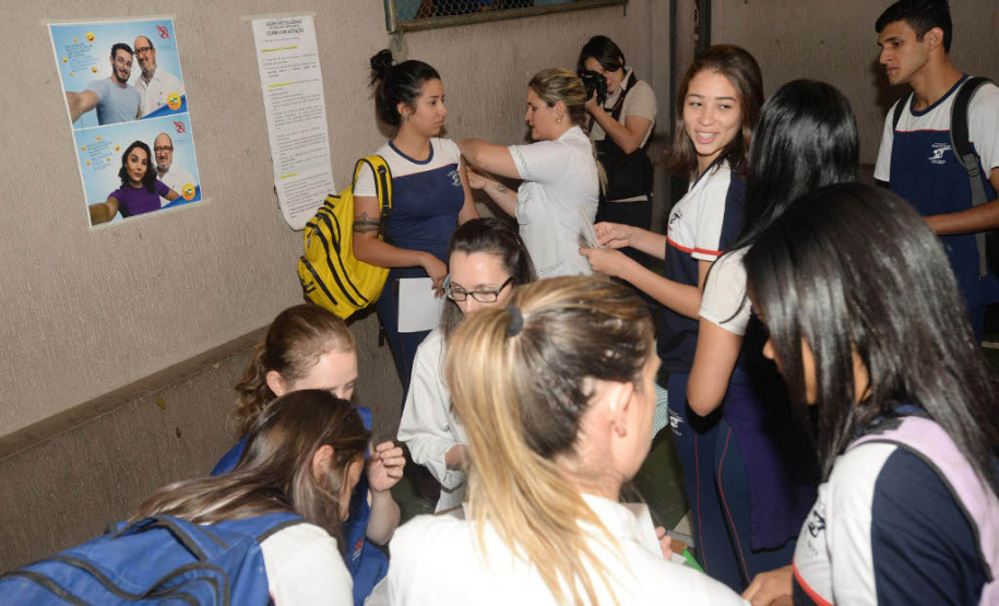 Mais de 300 mil paranaenses já podem se vacinar contra a dengue na rede pública de saúde