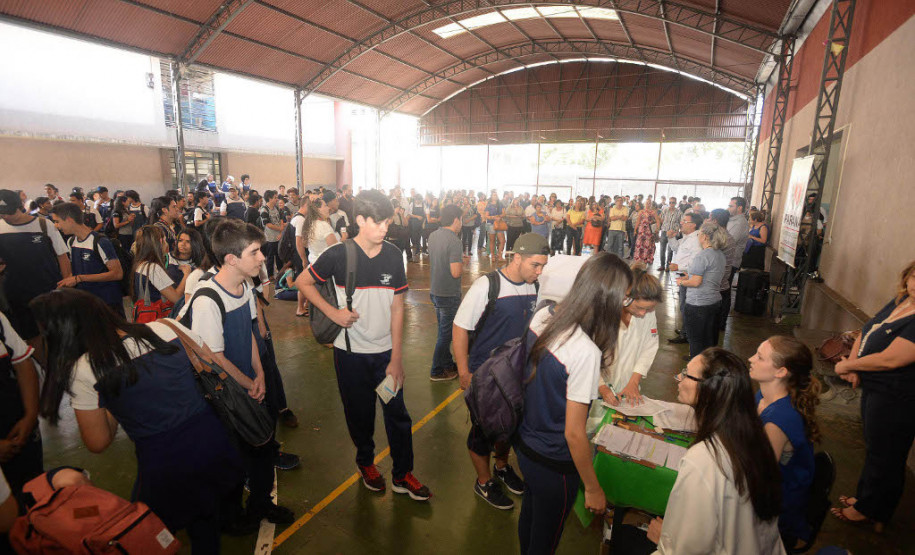Mais de 300 mil paranaenses já podem se vacinar contra a dengue na rede pública de saúde
