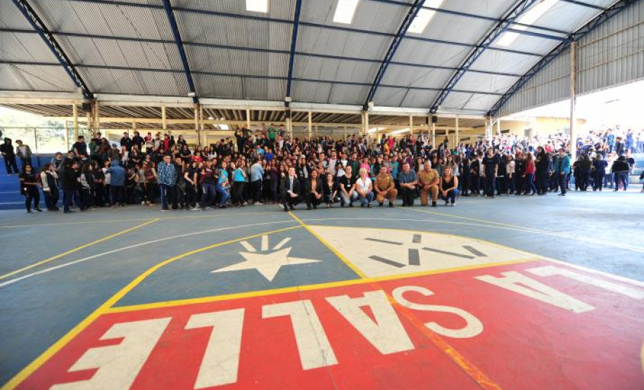 Cerca de 700 estudantes de quatro colégios da rede pública estadual de ensino participaram, nesta quarta-feira (20), de uma palestra com representantes dos Poderes Legislativo, Executivo e Judiciário sobre cidadania e democracia