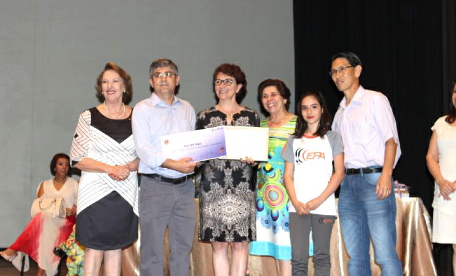 A Secretaria de Estado da Educação entregou nesta quinta-feira (21), em Apucarana, no Vale do Ivaí, o prêmio Gestão Paraná a escolas estaduais que se destacaram pela administração coletiva e participativa e por desenvolver ações pedagógicas inovadoras.

O programa tem como objetivo divulgar boas ações desenvolvidas e incentivar a gestão democrática nas escolas da rede estadual.