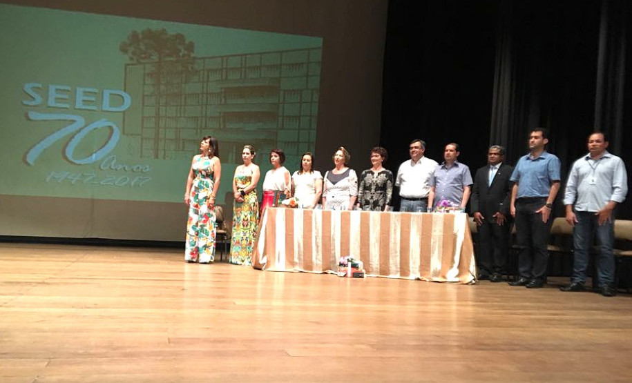 A Secretaria de Estado da Educação entregou nesta quinta-feira (21), em Apucarana, no Vale do Ivaí, o prêmio Gestão Paraná a escolas estaduais que se destacaram pela administração coletiva e participativa e por desenvolver ações pedagógicas inovadoras.

O programa tem como objetivo divulgar boas ações desenvolvidas e incentivar a gestão democrática nas escolas da rede estadual.