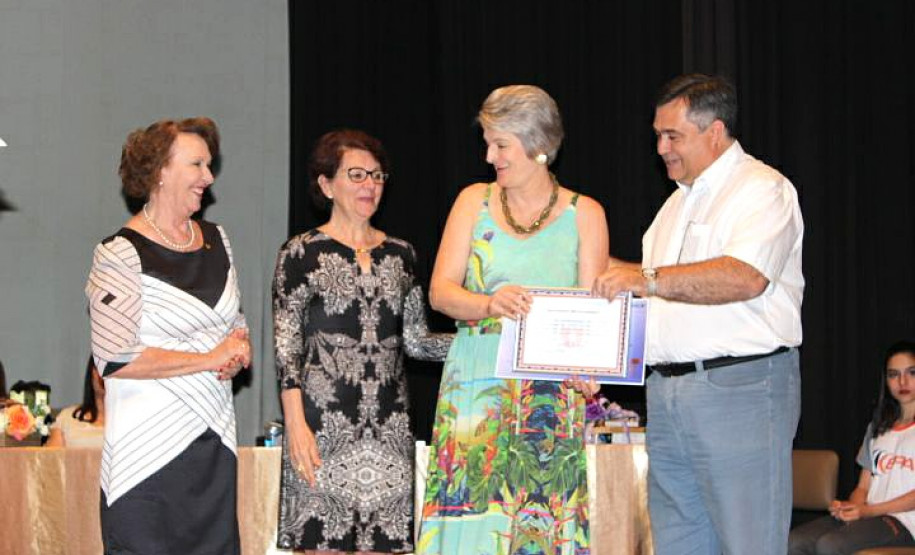 A Secretaria de Estado da Educação entregou nesta quinta-feira (21), em Apucarana, no Vale do Ivaí, o prêmio Gestão Paraná a escolas estaduais que se destacaram pela administração coletiva e participativa e por desenvolver ações pedagógicas inovadoras.

O programa tem como objetivo divulgar boas ações desenvolvidas e incentivar a gestão democrática nas escolas da rede estadual.