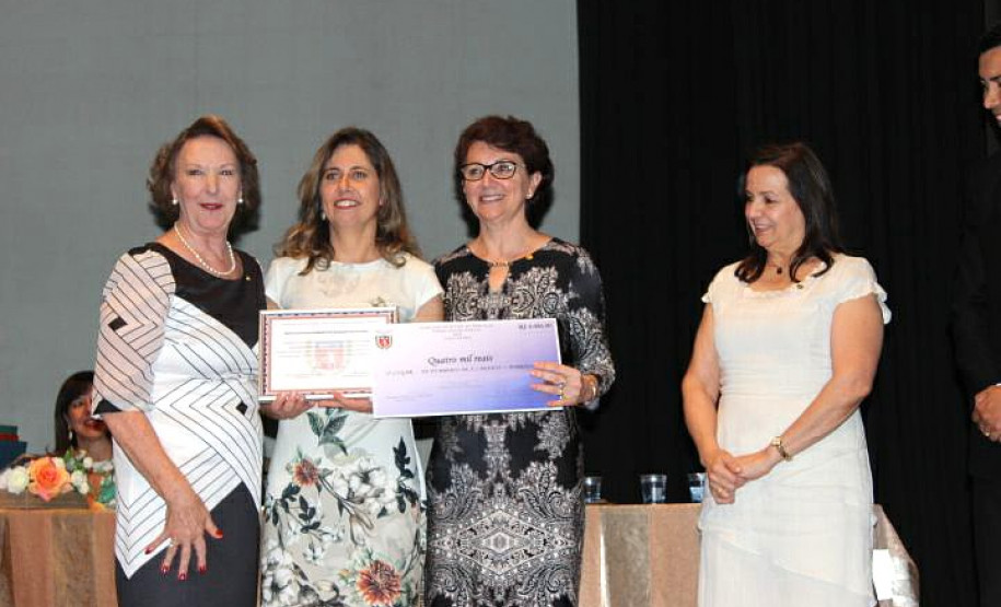 A Secretaria de Estado da Educação entregou nesta quinta-feira (21), em Apucarana, no Vale do Ivaí, o prêmio Gestão Paraná a escolas estaduais que se destacaram pela administração coletiva e participativa e por desenvolver ações pedagógicas inovadoras.

O programa tem como objetivo divulgar boas ações desenvolvidas e incentivar a gestão democrática nas escolas da rede estadual.