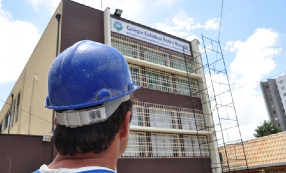 Governo do Paraná investe na reforma e reparo das escolas da rede estadual de ensino. Neste ano cerca de 500 prédios passarão por algum tipo de benfeitoria. Para o início do ano letivo 84 escolas recebem melhorias e adequações, outras 20 estão sendo construídas e oito instituições passam por ampliações.
