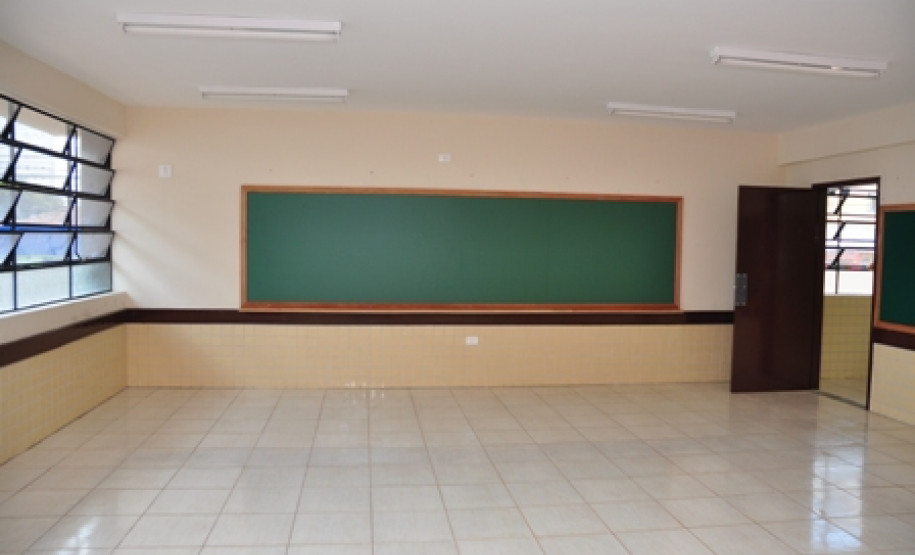 Governo do Paraná investe na reforma e reparo das escolas da rede estadual de ensino. Neste ano cerca de 500 prédios passarão por algum tipo de benfeitoria. Para o início do ano letivo 84 escolas recebem melhorias e adequações, outras 20 estão sendo construídas e oito instituições passam por ampliações.