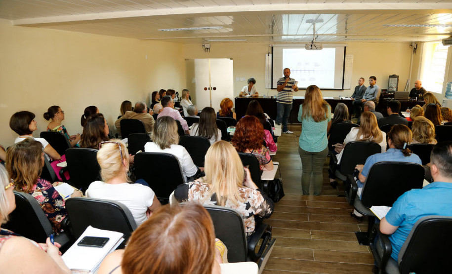 Os departamentos da Superintendência da Educação participaram nessa sexta-feira (22), em Curitiba, da 8° reunião ordinária do Conselho Estadual de Educação (CEE) para implementação da Base Nacional Curricular Comum (BNCC).