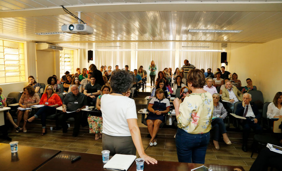 Os departamentos da Superintendência da Educação participaram nessa sexta-feira (22), em Curitiba, da 8° reunião ordinária do Conselho Estadual de Educação (CEE) para implementação da Base Nacional Curricular Comum (BNCC).