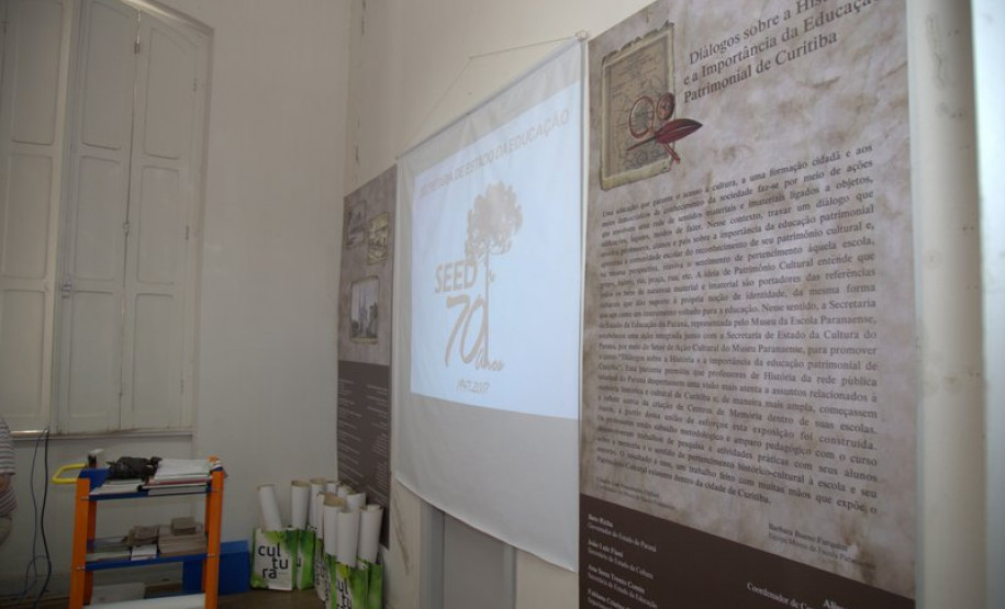 Secretaria realiza curso de educação patrimonial Foi iniciado na quinta-feira (14) o curso “A Importância da Educação Patrimonial para o Ambiente Escolar”, ofertado pela Equipe de Currículo do Departamento de Educação Básica (DEB) da Secretaria de Estado da Educação em parceria com o Museu da Escola Paranaense.