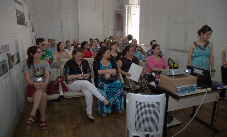 Secretaria realiza curso de educação patrimonial Foi iniciado na quinta-feira (14) o curso “A Importância da Educação Patrimonial para o Ambiente Escolar”, ofertado pela Equipe de Currículo do Departamento de Educação Básica (DEB) da Secretaria de Estado da Educação em parceria com o Museu da Escola Paranaense.