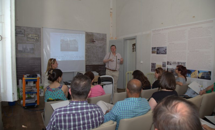 Secretaria realiza curso de educação patrimonial Foi iniciado na quinta-feira (14) o curso “A Importância da Educação Patrimonial para o Ambiente Escolar”, ofertado pela Equipe de Currículo do Departamento de Educação Básica (DEB) da Secretaria de Estado da Educação em parceria com o Museu da Escola Paranaense.