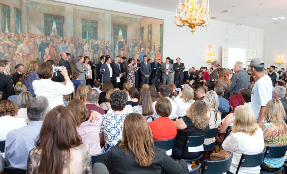 O governador Beto Richa autorizou nesta segunda-feira (25) o repasse de mais R$ 60,3 milhões para melhoria em escolas da rede estadual de ensino. Em encontro com diretores e professores, realizado no Palácio Iguaçu, em Curitiba, Richa assinou ordens de serviço para início de obras de reforma e ampliação de 75 escolas, de 60 municípios paranaenses - no valor de R$ 7,3 milhões. Ele também anunciou que mais R$ 50 milhões serão aplicados em obras emergenciais de outras unidades de ensino.