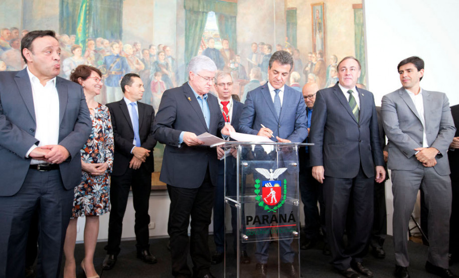 O governador Beto Richa autorizou nesta segunda-feira (25) o repasse de mais R$ 60,3 milhões para melhoria em escolas da rede estadual de ensino. Em encontro com diretores e professores, realizado no Palácio Iguaçu, em Curitiba, Richa assinou ordens de serviço para início de obras de reforma e ampliação de 75 escolas, de 60 municípios paranaenses - no valor de R$ 7,3 milhões. Ele também anunciou que mais R$ 50 milhões serão aplicados em obras emergenciais de outras unidades de ensino.
