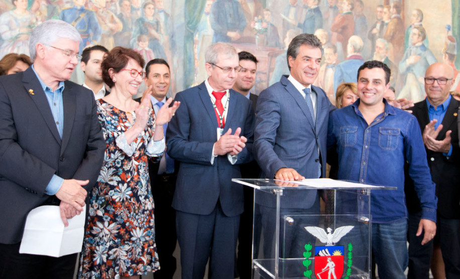 O governador Beto Richa autorizou nesta segunda-feira (25) o repasse de mais R$ 60,3 milhões para melhoria em escolas da rede estadual de ensino. Em encontro com diretores e professores, realizado no Palácio Iguaçu, em Curitiba, Richa assinou ordens de serviço para início de obras de reforma e ampliação de 75 escolas, de 60 municípios paranaenses - no valor de R$ 7,3 milhões. Ele também anunciou que mais R$ 50 milhões serão aplicados em obras emergenciais de outras unidades de ensino.