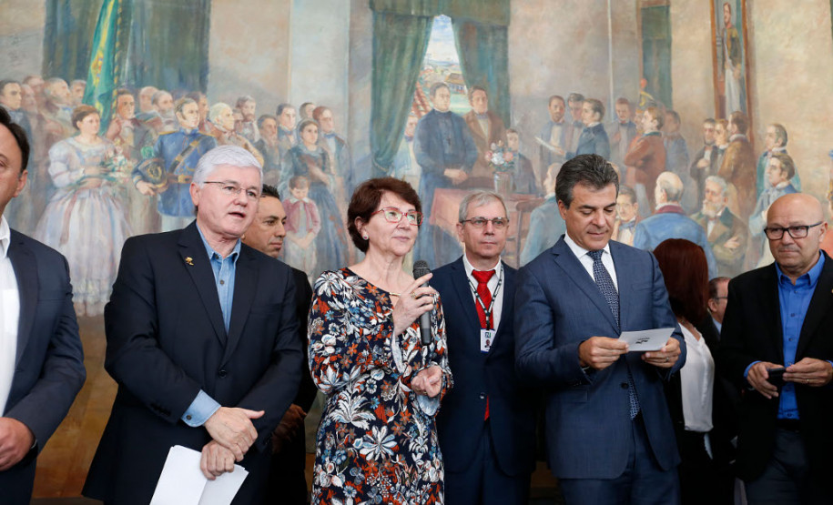 O governador Beto Richa autorizou nesta segunda-feira (25) o repasse de mais R$ 60,3 milhões para melhoria em escolas da rede estadual de ensino. Em encontro com diretores e professores, realizado no Palácio Iguaçu, em Curitiba, Richa assinou ordens de serviço para início de obras de reforma e ampliação de 75 escolas, de 60 municípios paranaenses - no valor de R$ 7,3 milhões. Ele também anunciou que mais R$ 50 milhões serão aplicados em obras emergenciais de outras unidades de ensino.