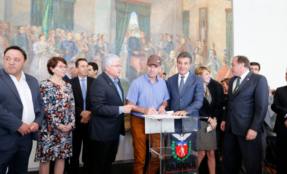 O governador Beto Richa autorizou nesta segunda-feira (25) o repasse de mais R$ 60,3 milhões para melhoria em escolas da rede estadual de ensino. Em encontro com diretores e professores, realizado no Palácio Iguaçu, em Curitiba, Richa assinou ordens de serviço para início de obras de reforma e ampliação de 75 escolas, de 60 municípios paranaenses - no valor de R$ 7,3 milhões. Ele também anunciou que mais R$ 50 milhões serão aplicados em obras emergenciais de outras unidades de ensino.