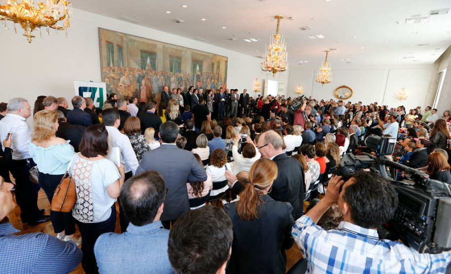 O governador Beto Richa autorizou nesta segunda-feira (25) o repasse de mais R$ 60,3 milhões para melhoria em escolas da rede estadual de ensino. Em encontro com diretores e professores, realizado no Palácio Iguaçu, em Curitiba, Richa assinou ordens de serviço para início de obras de reforma e ampliação de 75 escolas, de 60 municípios paranaenses - no valor de R$ 7,3 milhões. Ele também anunciou que mais R$ 50 milhões serão aplicados em obras emergenciais de outras unidades de ensino.