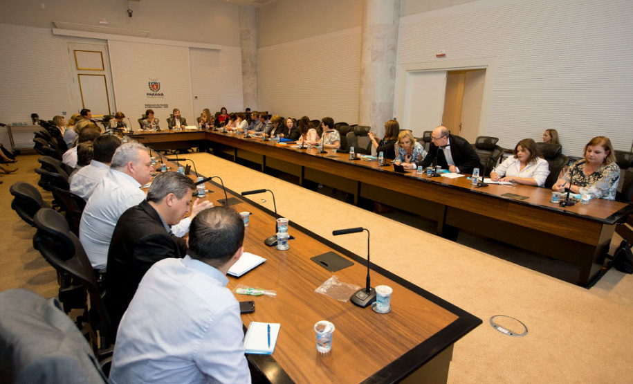 A secretária de Estado da Educação, professora Ana Seres, reúne nesta segunda e terça-feira (25 e 26) os 32 chefes dos Núcleos Regionais da Educação (NREs), em Curitiba, para tratar de assuntos administrativos e de infraestrutura da área de educação.

A pauta inclui recursos humanos, andamento de obras, entrega de equipamentos de informática nas escolas, o aplicativo Escola Paraná, tramitação de processos internos e questões pedagógicas.