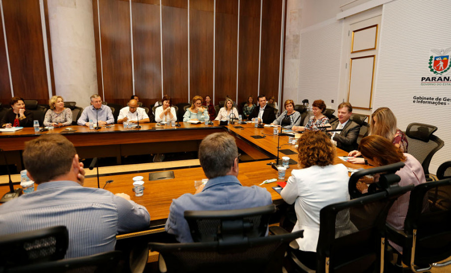 A secretária de Estado da Educação, professora Ana Seres, reúne nesta segunda e terça-feira (25 e 26) os 32 chefes dos Núcleos Regionais da Educação (NREs), em Curitiba, para tratar de assuntos administrativos e de infraestrutura da área de educação.

A pauta inclui recursos humanos, andamento de obras, entrega de equipamentos de informática nas escolas, o aplicativo Escola Paraná, tramitação de processos internos e questões pedagógicas.