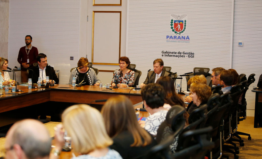 A secretária de Estado da Educação, professora Ana Seres, reúne nesta segunda e terça-feira (25 e 26) os 32 chefes dos Núcleos Regionais da Educação (NREs), em Curitiba, para tratar de assuntos administrativos e de infraestrutura da área de educação.

A pauta inclui recursos humanos, andamento de obras, entrega de equipamentos de informática nas escolas, o aplicativo Escola Paraná, tramitação de processos internos e questões pedagógicas.