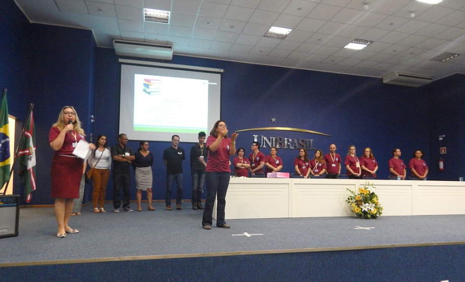 A Secretaria de Estado da Educação (SEED), por meio do Departamento de Educação Especial e do Centro de Apoio aos Profissionais da Educação de Surdos do Paraná, realizou nos dias 22 e 23 de setembro, em Curitiba, o 4º Seminário Paranaense de Educação Bilíngue para Surdos. O evento reuniu cerca de 400 participantes de todo o Estado.