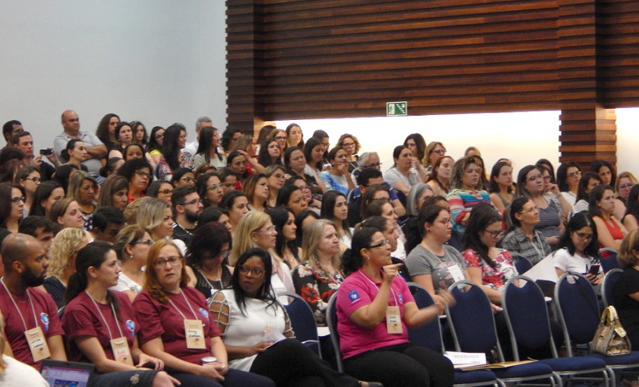 A Secretaria de Estado da Educação (SEED), por meio do Departamento de Educação Especial e do Centro de Apoio aos Profissionais da Educação de Surdos do Paraná, realizou nos dias 22 e 23 de setembro, em Curitiba, o 4º Seminário Paranaense de Educação Bilíngue para Surdos. O evento reuniu cerca de 400 participantes de todo o Estado.