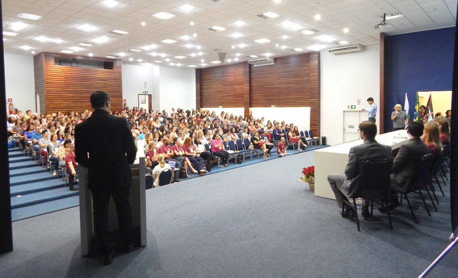 A Secretaria de Estado da Educação (SEED), por meio do Departamento de Educação Especial e do Centro de Apoio aos Profissionais da Educação de Surdos do Paraná, realizou nos dias 22 e 23 de setembro, em Curitiba, o 4º Seminário Paranaense de Educação Bilíngue para Surdos. O evento reuniu cerca de 400 participantes de todo o Estado.
