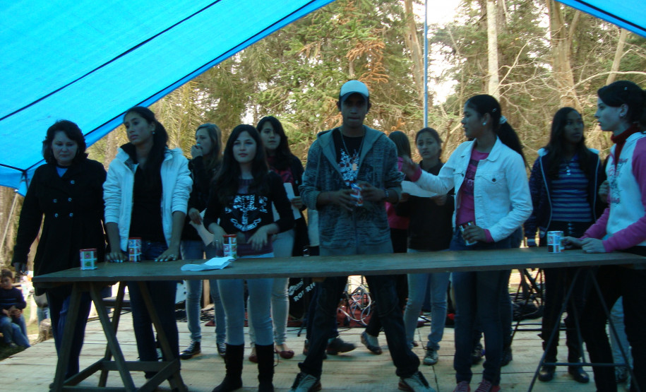 Os alunos do Colégio Estadual Francisco Neves Filho, em São João do Triunfo, participaram no último domingo (21), realizou com a exposição do projeto Túnel do Tempo na 10ª Feira Agropecuária Regional de Sementes Crioulas de Produtos da Biodiversidade. Os estudantes expuseram croquis e pequenas plantações confeccionados de material reciclável para um público de 2.500 pessoas, contado a história do agrotóxico, seus impactos no meio ambiente e na qualidade de vida.