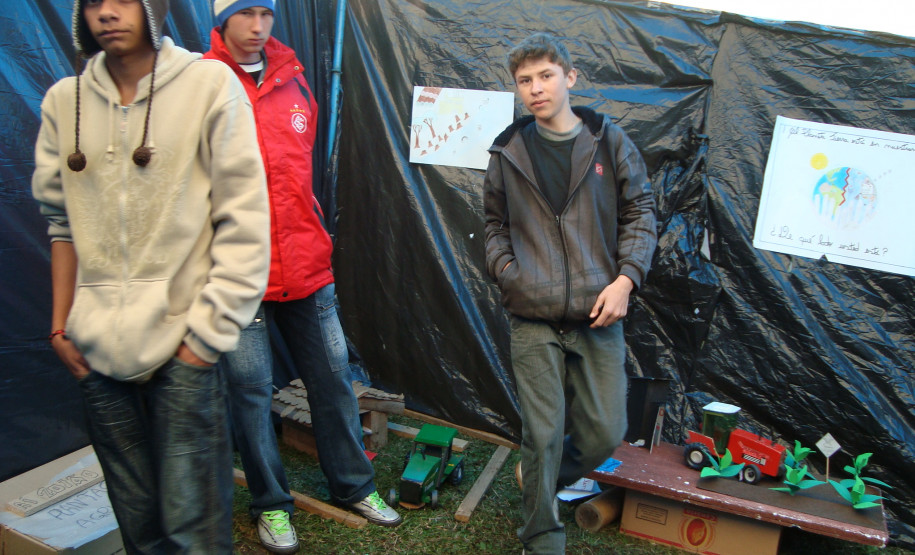 Os alunos do Colégio Estadual Francisco Neves Filho, em São João do Triunfo, participaram no último domingo (21), realizou com a exposição do projeto Túnel do Tempo na 10ª Feira Agropecuária Regional de Sementes Crioulas de Produtos da Biodiversidade. Os estudantes expuseram croquis e pequenas plantações confeccionados de material reciclável para um público de 2.500 pessoas, contado a história do agrotóxico, seus impactos no meio ambiente e na qualidade de vida.