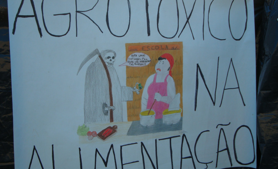 Os alunos do Colégio Estadual Francisco Neves Filho, em São João do Triunfo, participaram no último domingo (21), realizou com a exposição do projeto Túnel do Tempo na 10ª Feira Agropecuária Regional de Sementes Crioulas de Produtos da Biodiversidade. Os estudantes expuseram croquis e pequenas plantações confeccionados de material reciclável para um público de 2.500 pessoas, contado a história do agrotóxico, seus impactos no meio ambiente e na qualidade de vida.