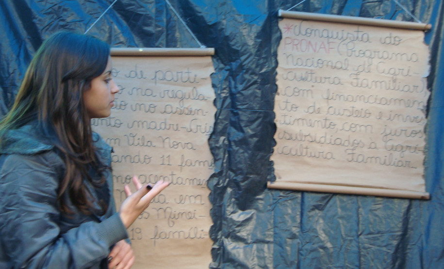 Os alunos do Colégio Estadual Francisco Neves Filho, em São João do Triunfo, participaram no último domingo (21), realizou com a exposição do projeto Túnel do Tempo na 10ª Feira Agropecuária Regional de Sementes Crioulas de Produtos da Biodiversidade. Os estudantes expuseram croquis e pequenas plantações confeccionados de material reciclável para um público de 2.500 pessoas, contado a história do agrotóxico, seus impactos no meio ambiente e na qualidade de vida.