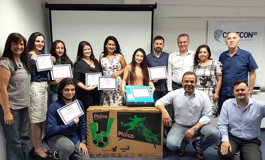 Voltado a estudantes do 3º ano do ensino médio e 4º ano do ensino técnico das escolas públicas de Curitiba e Região Metropolitana, o concurso contou com o envio de 107 redações, com a adesão de 35 colégios participantes, de Curitiba e Região Metropolitana, e teve o apoio da Secretaria da Educação do Paraná. A solenidade de premiações foi realizada na última sexta-feira (22).