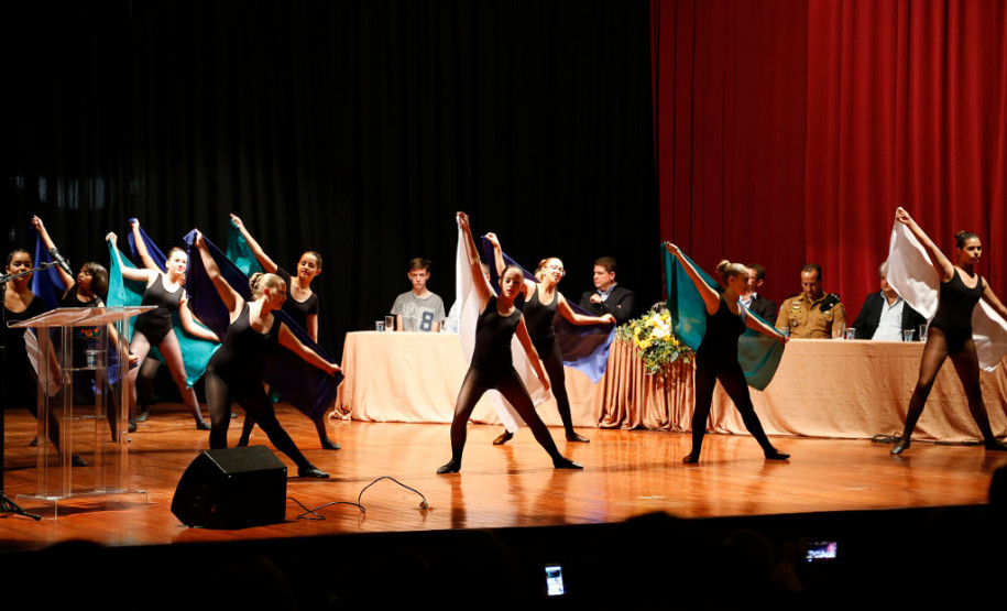 As celebrações contaram com apresentações teatrais dos alunos do Colégio Estadual Laranjeiras do Sul e Colégio Estadual Indígenas Fég Prag Fernandes, de Nova Laranjeiras, e da Orquestra Filarmônica do Iguaçu, composta por alunos da rede estadual e municipal de ensino.