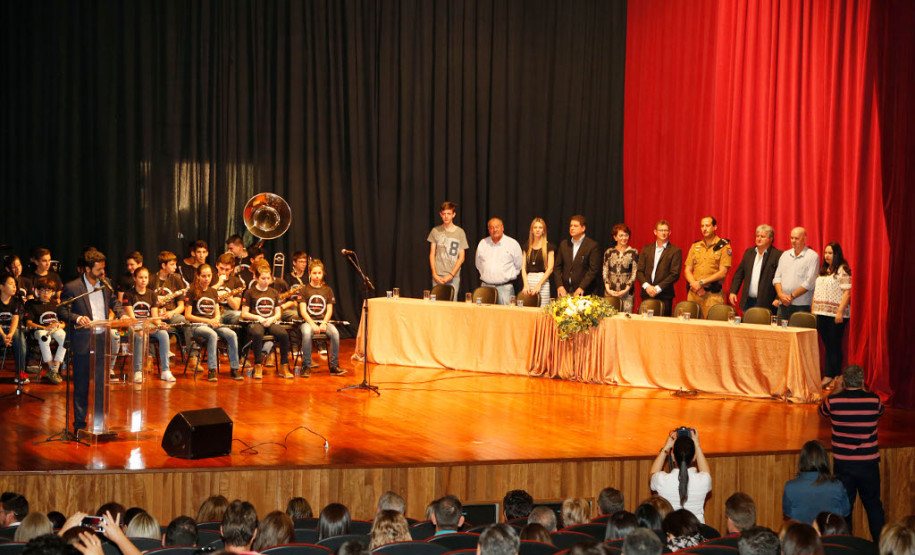 As celebrações contaram com apresentações teatrais dos alunos do Colégio Estadual Laranjeiras do Sul e Colégio Estadual Indígenas Fég Prag Fernandes, de Nova Laranjeiras, e da Orquestra Filarmônica do Iguaçu, composta por alunos da rede estadual e municipal de ensino.