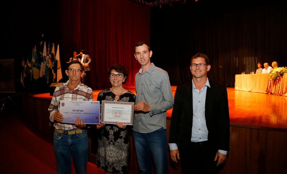 O primeiro lugar ficou com o Colégio Estadual Vila Industrial, em Laranjeiras do Sul, que recebeu R$ 6 mil. Segundo o diretor Diógenes Marcante Ribeiro, a premiação é resultado do trabalho coletivo que incentiva e promove a interação e a participação da comunidade no cotidiano da escola.

“Me sinto honrado por nossa escola estar entre as melhores do Paraná e em primeiro lugar no núcleo. É o resultado do trabalho participativo e democrático que desenvolvemos na unidade”, disse o diretor.