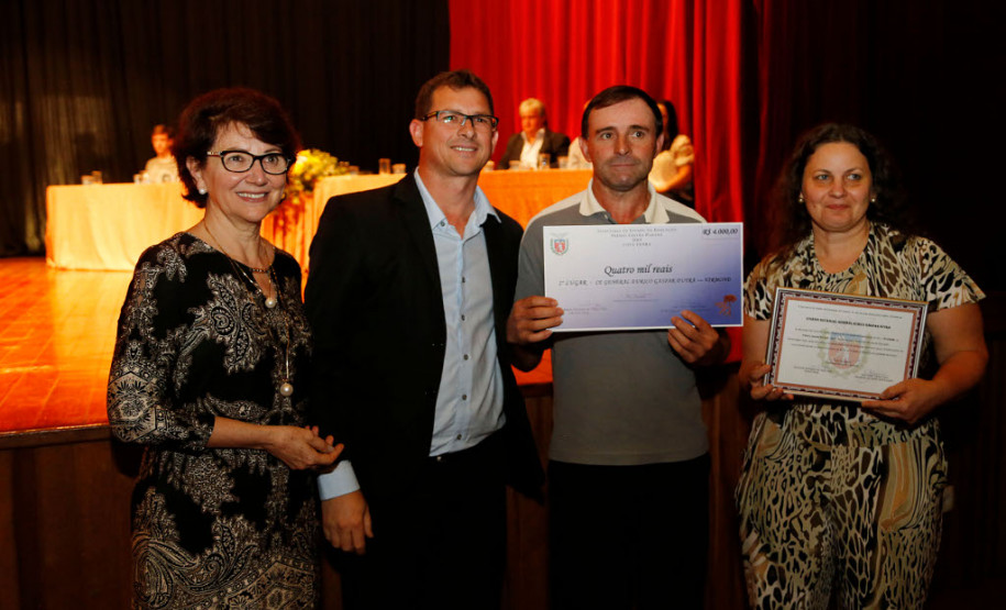 Em segundo lugar ficou o Colégio Estadual General Eurico Gaspar Dutra, no município de Virmond, que recebeu R$ 4 mil. “Esse prêmio é um avanço grande para a educação porque representa a valorização da boa gestão. Gostaria de agradecer às pessoas que fazem parte da história da escola. Temos profissionais que são compromissados e uma comunidade que é muito atuante”, disse a diretora Lilian Luciane Lerner Mintkewski.