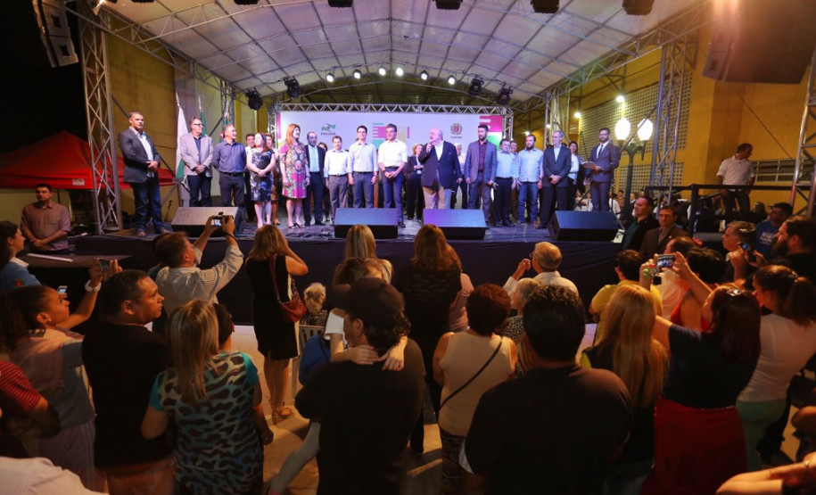 O governador Beto Richa e o prefeito de Curitiba, Rafael Greca, abriram nesta quarta-feira (27) o Mutirão da Cidadania do Cajuru, na Região Leste da capital. O evento, que termina neste sábado (30), oferece cerca de 200 serviços à população nas áreas de saúde, educação, segurança e desenvolvimento social, além de atendimento por meio da Copel e Sanepar.