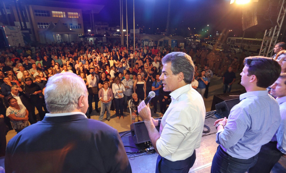 O governador Beto Richa e o prefeito de Curitiba, Rafael Greca, abriram nesta quarta-feira (27) o Mutirão da Cidadania do Cajuru, na Região Leste da capital. O evento, que termina neste sábado (30), oferece cerca de 200 serviços à população nas áreas de saúde, educação, segurança e desenvolvimento social, além de atendimento por meio da Copel e Sanepar.
