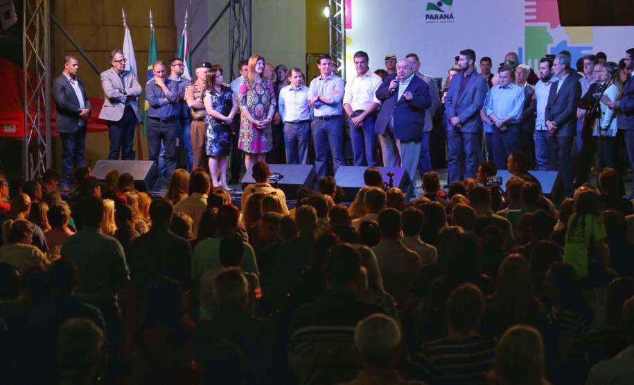O governador Beto Richa e o prefeito de Curitiba, Rafael Greca, abriram nesta quarta-feira (27) o Mutirão da Cidadania do Cajuru, na Região Leste da capital. O evento, que termina neste sábado (30), oferece cerca de 200 serviços à população nas áreas de saúde, educação, segurança e desenvolvimento social, além de atendimento por meio da Copel e Sanepar.