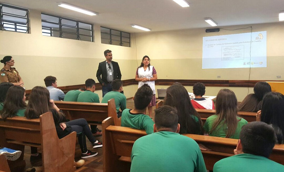 O Departamento de Trânsito do Paraná (Detran) iniciou nesta quarta-feira (27), em Curitiba, um ciclo de palestras do projeto Jovem do Trânsito. O primeiro colégio estadual atendido foi o Homero Baptista de Barros, no bairro Capão Raso, onde 25 alunos do ensino médio participaram da exposição seguida de debate. Até o fim do ano os colégios estaduais Bom Pastor e da Polícia Militar receberão o projeto.
