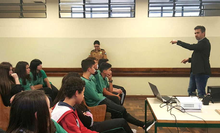 O Departamento de Trânsito do Paraná (Detran) iniciou nesta quarta-feira (27), em Curitiba, um ciclo de palestras do projeto Jovem do Trânsito. O primeiro colégio estadual atendido foi o Homero Baptista de Barros, no bairro Capão Raso, onde 25 alunos do ensino médio participaram da exposição seguida de debate. Até o fim do ano os colégios estaduais Bom Pastor e da Polícia Militar receberão o projeto.